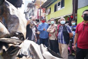 Plt Gubernur Sulsel Beri Bantuan dan Semangat Kepada Korban Kebakaran di Kelurahan Layang