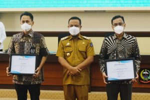 Plt Gubernur Sulsel Serahkan Penghargaan kepada PLN