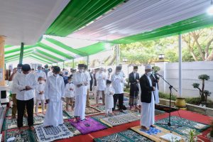 Plt Gubernur Sulsel Shalat Id di Rumah Jabatan Bersama Keluarga