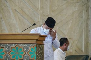 Meneteskan Air mata, Plt Gubernur Sulsel Lepas Jenasah Almarhum AGH Sanusi Baco