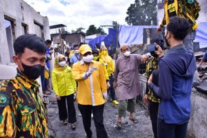 Golkar Peduli, Taufan Pawe Serahkan Bantuan ke Korban Kebakaran Jalan Muh Tahir Makassar