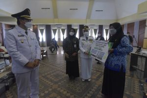 Bupati Indah Putri Serahkan Santunan Kematian ke Dua Aparat Non-PNS Luwu Utara