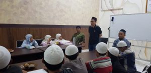 UQ Pegasus Ajari Ngaji Anak yang Kesehariannya Mengadu Nasib di Lampu Merah