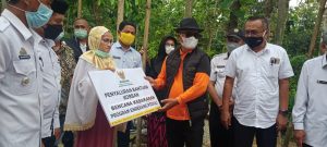 Bupati Enrekang dan Baznas Serahkan Bantuan untuk Korban Kebakaran