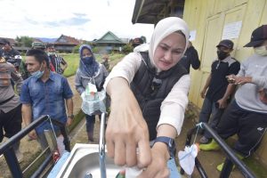 Pemkab Luwu Utara Serahkan Sarana Air Bersih ke Pengurus Desa
