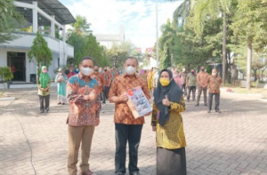 Lepas Purnabhakti, Muallim Disambut Tangis Haru Keluarga Besar Sekretariat DPRD Makassar