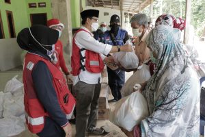 Wabup Suaib Mansur Serahkan Bantuan untuk Korban Banjir di Walmas