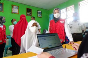 Tinjau Vaksinasi COVID-19, Bupati Lutra Minta Semua Sekolah Dipasangi Barcode
