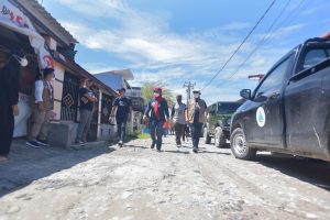 Didampingi Kalaksa BPBD, Bupati Tinjau Rumah Warga Korban Angin Kencang