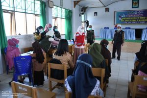 PMI Lanjutkan Roadshow Vaksinasi Pelajar di SMPN 4 Masamba, 108 Pelajar Disuntik Vaksin COVID-19