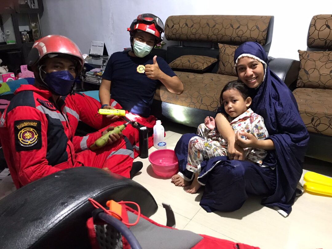 Respon Cepat Tim Rescue Damkar Makassar, Cincin Anak Berhasil Lepas |  Linisiar.id