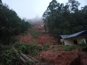 Curah Hujan Tinggi Akibatkan Banjir dan Longsor di Walenrang, Wabup Luwu Turunkan Alat Berat
