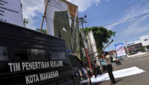 Bapenda Makassar Tertibkan Reklame di Samping Kampus UNM Gunung Sari