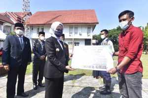 Hari Pahlawan, Bupati Indah Serahkan Santunan Bagi Guru Honorer yang Meninggal Dunia