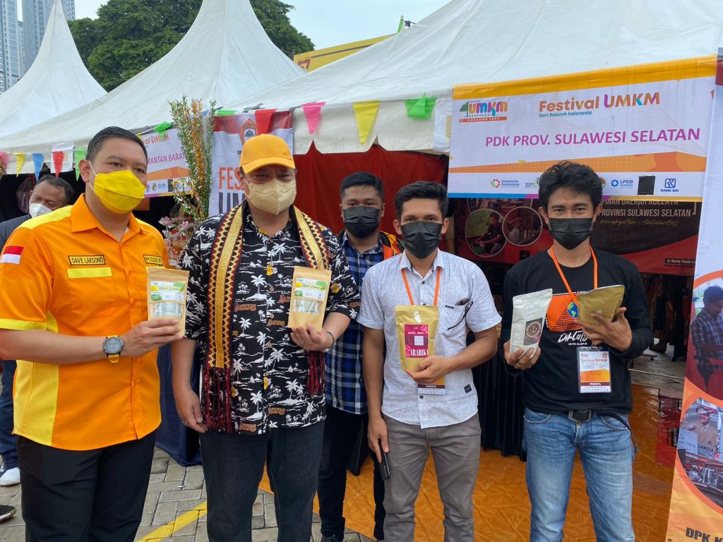 Mampir di Stand Kosgoro Sulsel, Airlangga Hartanto Cicipi Teh Kelor Binaan Kosgoro Sulsel