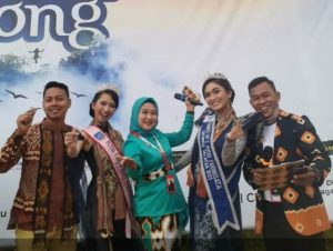 Jadi Juri Fashion Show Tenun Rongkong, Desainer Iskandar Yusri Bangga Jadi Orang Luwu Utara