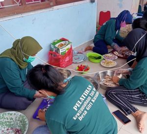 Penguatan Ekonomi, Kelompok Perempuan Desa Giri Kusuma Dilatih Bikin Abon Ikan