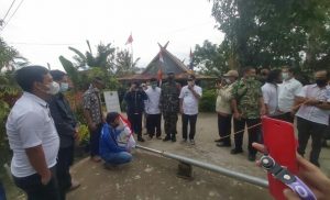 Bupati Enrekang Ikut Bantu Pasang Lampu Jalan Tenaga Surya di Desa Bontongan