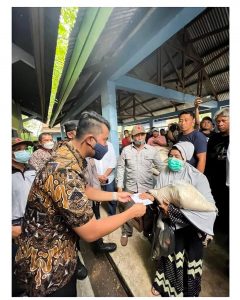 Pemprov Sulsel Serahkan 2 Ton Beras untuk Korban Kebakaran Pasar Sentral Sinjai