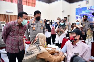 Bersama Kapolda Sulsel, Andi Sudirman Tinjau Vaksinasi Booster Presisi