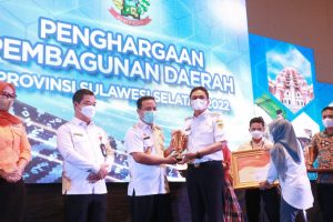 Diserahkan Gubernur Sudirman, Bupati Barru Terima Penghargaan Pembangunan Daerah Tahun 2022