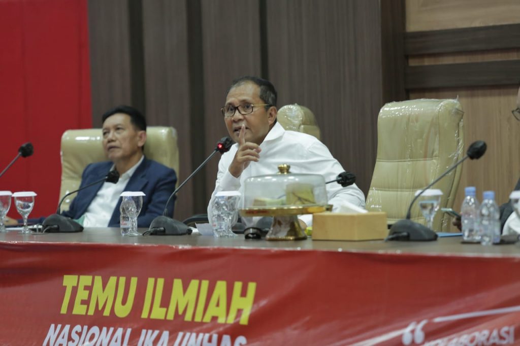 Jadi Pembicara Temu Ilmiah Nasional IKA Unhas, Danny Pomanto Gaungkan Sombere’ Smart City