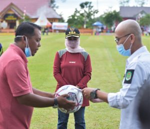 Bupati Indah Putri Buka Turnamen Sepak Bola Padang Biru Cup I