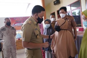 Ilham Azikin Salurkan Bantuan Ratusan Juta untuk Korban Bencana Angin Kencang dan Kebakaran Bantaeng