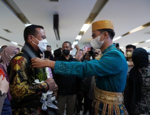 Masyarakat Antusias Sambut Kedatangan Gubernur Sulsel di Bandara Sultan Hasanuddin