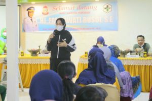 Cegah Stunting, Fatmawati Rusdi Serahkan Paket PMT Kepada Balita di PKM Kecamatan Tallo