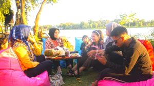 Nikmati Suasana Bali di Cafe Ruang Tunggu Makassar