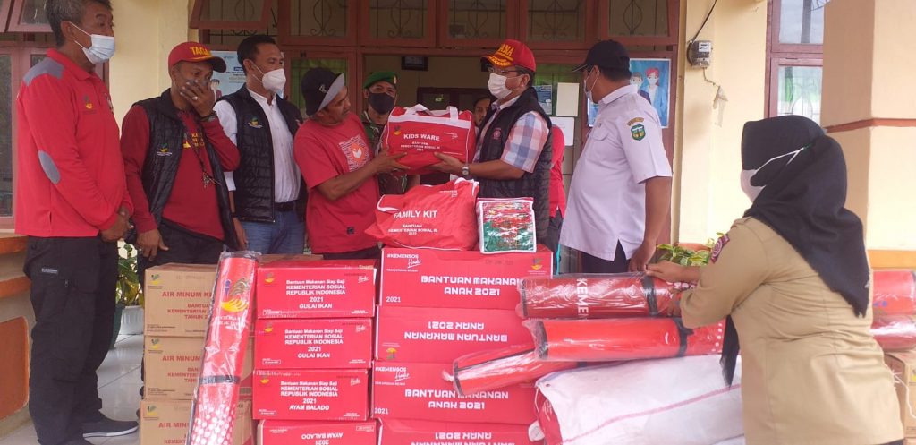 Bantuan Dinsos Disalurkan untuk Korban Terdampak Banjir, Warga Luwu: Terima Kasih Pak Gubernur