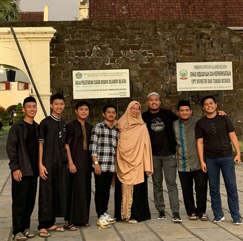 Pasukan MB Kids Berbagi Ratusan Nasi Kotak dan Takjil di Benteng Fort Rotterdam