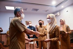 Serahkan SK Pensiun, Bupati Lutra Sampaikan Apresiasi pada 16 Pensiunan