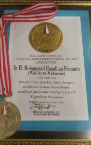 Danny Raih penghargaan dari KPID, Sebagai Inisiator Rekor Khotbah Jumat Seragam Tingkat Sulsel