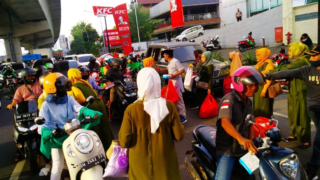 Ikatan Keluarga SMA LPP UMI Bagi-bagi Takjil di Jalan dan Panti Asuhan