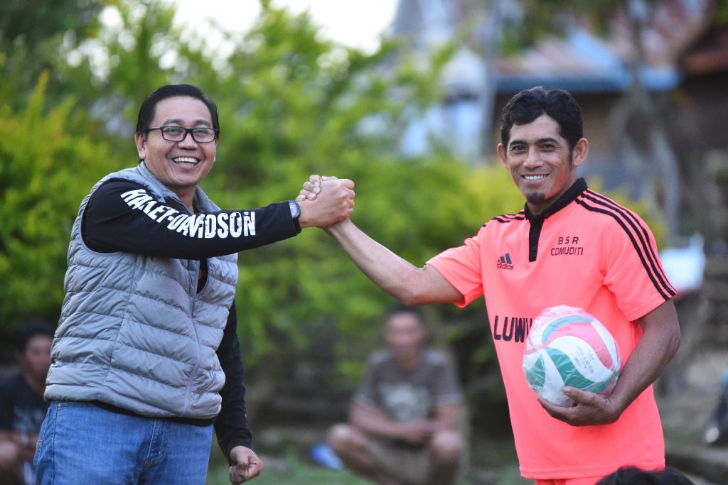 Kunjungi Desa Lodang, Suaib Serahkan Peralatan Olahraga untuk Pemuda