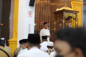 Ketua DPRD Rudianto Lallo Bantu Masjid Al Hijrah Rp50 Juta