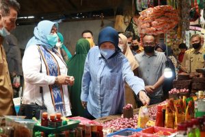Hasnah Syam Bersama BPOM Pantau Jajanan di Barru, Pastikan Layak Dikonsumsi