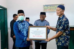 Di Soppeng, Andi Sudirman Serahkan Wakaf Al-Quran dan Hibah Sarana Masjid