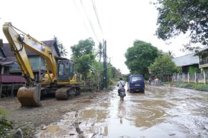 Gubernur Sulsel Tinjau Langsung Kondisi Jalan Ruas Pekkae-Takkalala