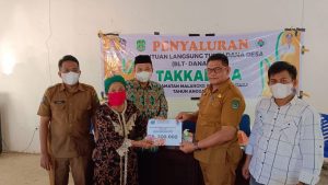 Warga Desa Takkalala Terima BLT-DD, Ini Empat Pesan Penting Camat Malangke