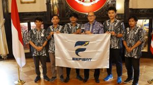 Dubes Amerika Beri Dana Apresiasi Kepada Lima Mahasiswa Indonesia Berprestasi di Bidang Peluncuran Satelit
