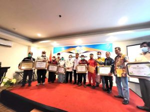 Ketua STIK Makassar Terima 2 Penghargaan dari Pemprov Sulsel