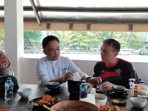 Datang di Bantaeng, Ilham Azikin Suguhkan Kopi Wine ke Ketua PSSI