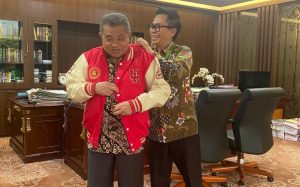 Wakil Ketua Mahkamah Agung RI Pakai Jaket Alumni Unhas