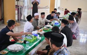 Salat Berjamaah Hingga Ngopi dan Santap Kue Tradisional, Keakraban Gubernur Andi Sudirman bersama Warga Bantaeng