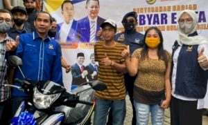 Rudianto Lallo-Cicu Keliling Lorong di Makassar Bagi-bagi Motor, TV, dan Mesin Cuci