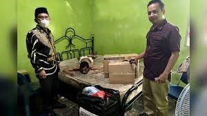 Dua Legislator Makassar Jenguk Pengusaha Bank Sampah yang Lumpuh