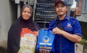 Ketua DPRD Kota Makassar Bagi Sembako untuk Warga Pulau